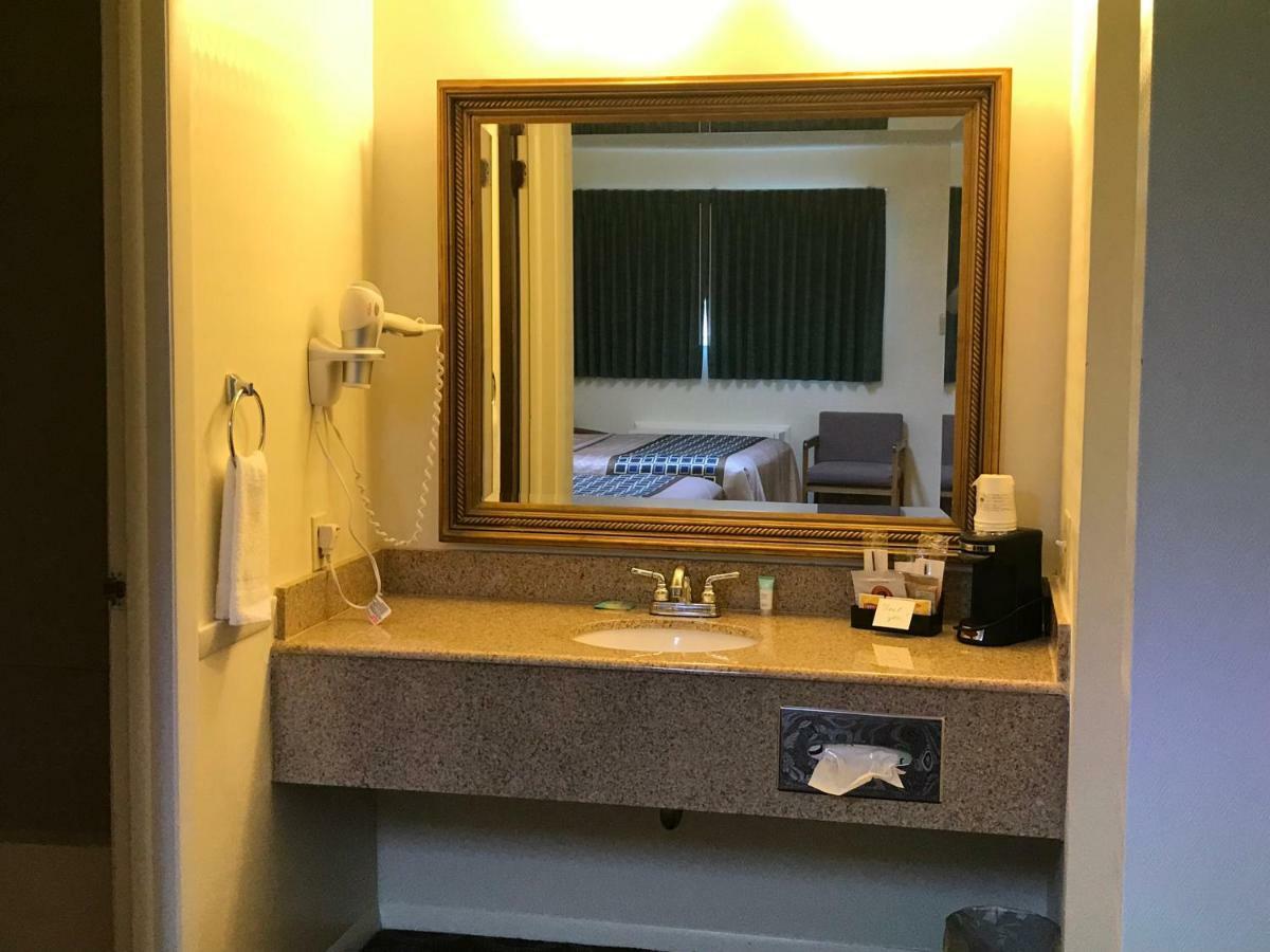 Canyonlands Motor Inn Монтичелло Экстерьер фото